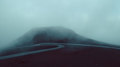 雾天靠近山的混凝土路